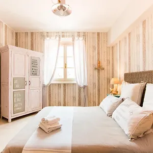 Le Pietrasantine - Centro Storico Bed & Breakfast